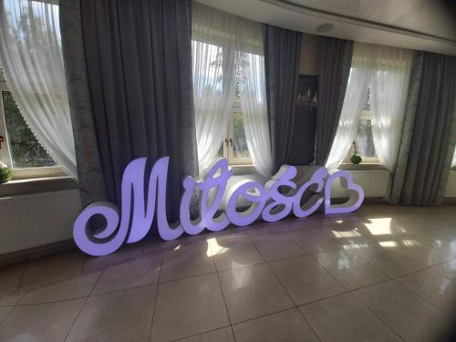 świecący napis miłość